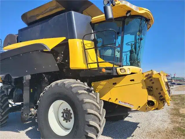 Gallery image 2 for New Holland CR960 Combine