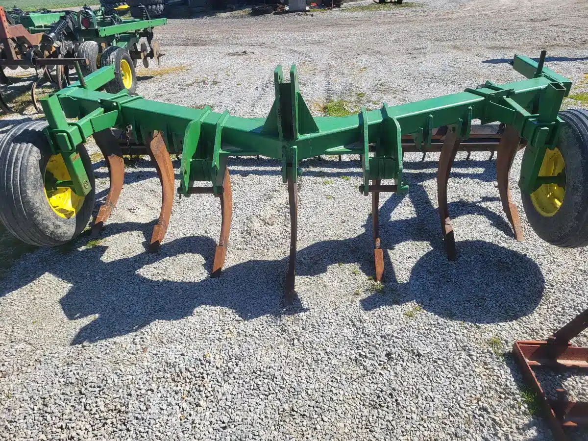 Gallery image 2 for Used John Deere 513 Ripper