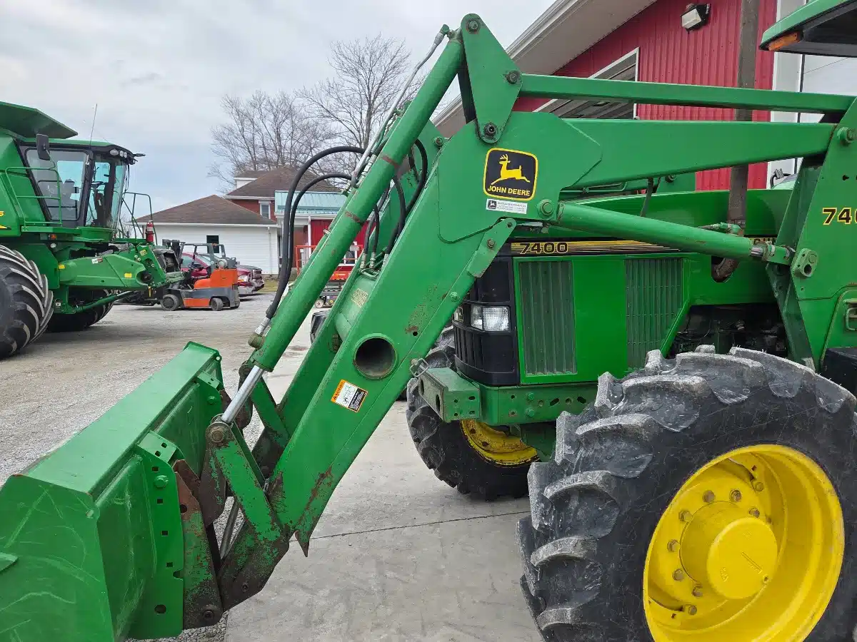 Gallery image 1 for 1998 John Deere 740 Front End Loader