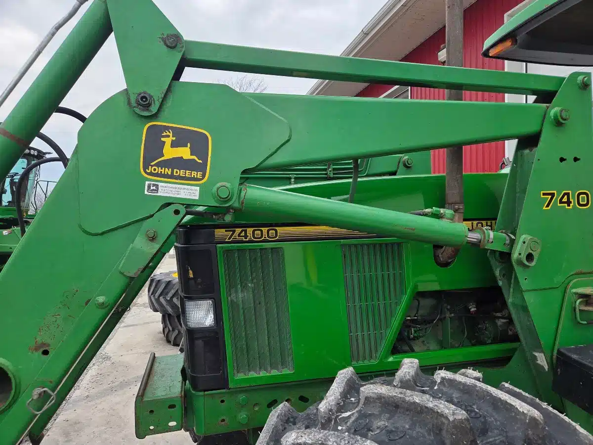 Gallery image 2 for 1998 John Deere 740 Front End Loader