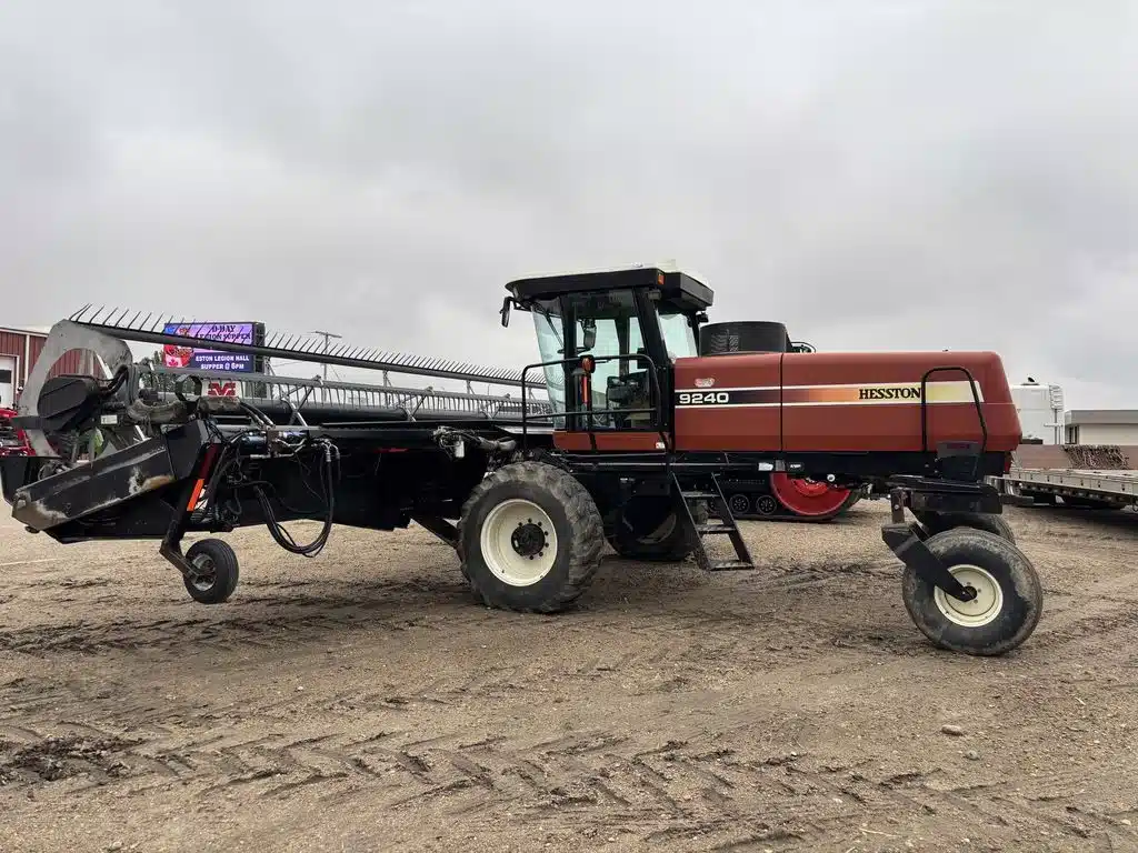 Photo de la Galerie 1 pour 2005 Hesston 9240 Andaineur