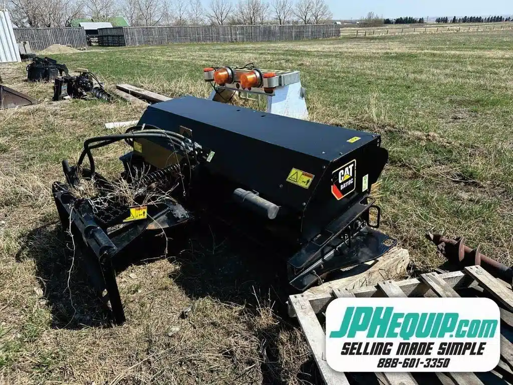 Photo de la Galerie 1 pour Caterpillar BA118C SWEEPER-SKID STEER accessoires pour chargeuse à direction à glissement