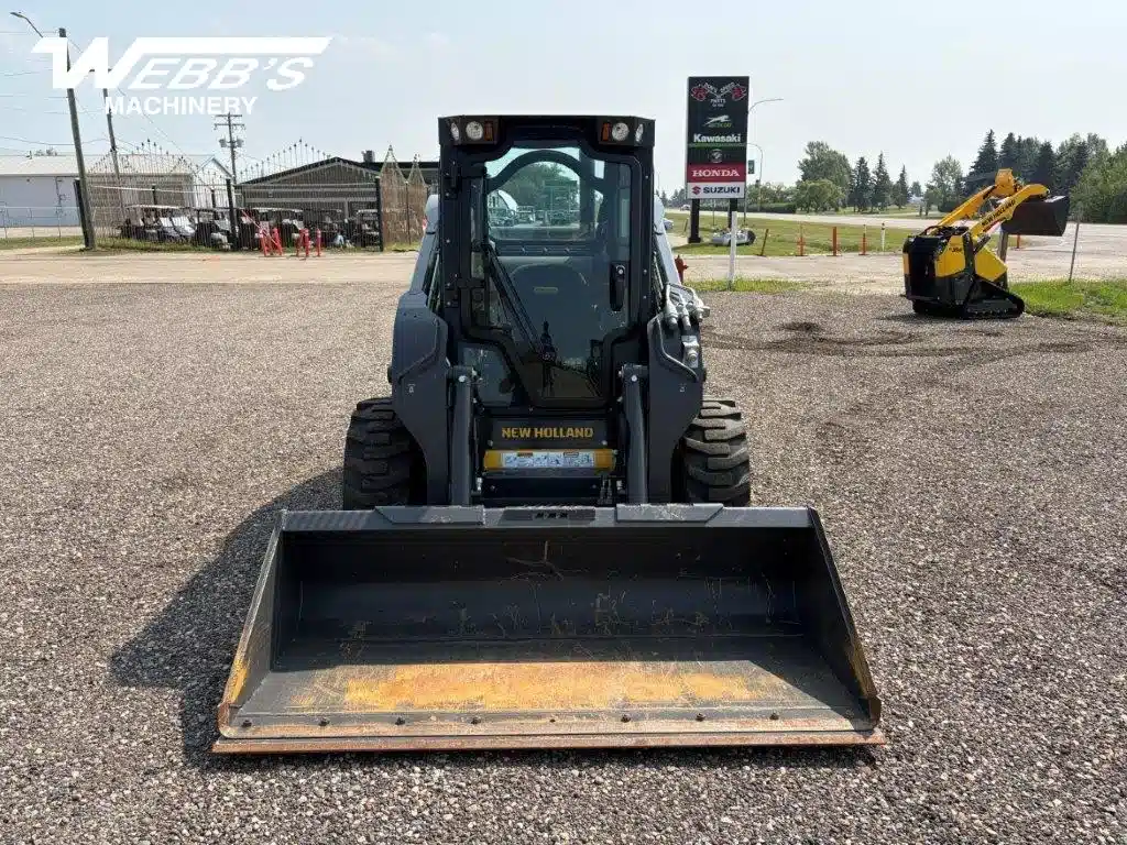 Photo de la Galerie 2 pour 2021 New Holland L328 chargeuse à direction à glissement