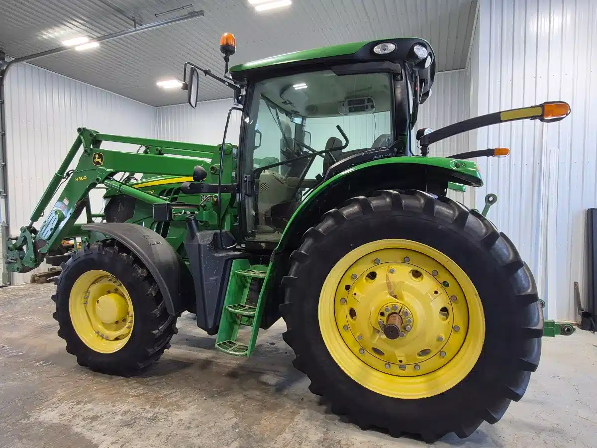 Photo de la Galerie 2 pour 2013 John Deere 6140R Tracteur