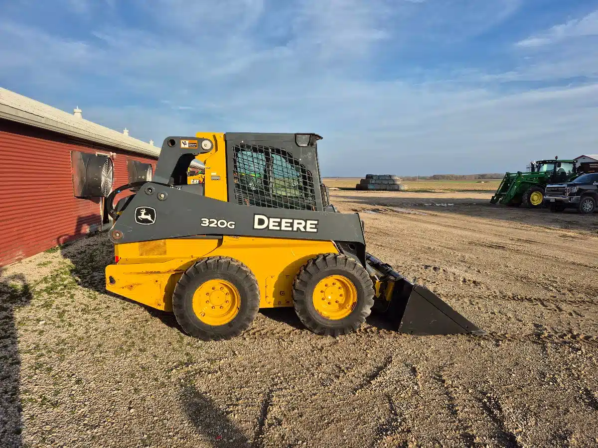 Photo de la Galerie 1 pour John Deere 320G chargeuse à direction à glissement