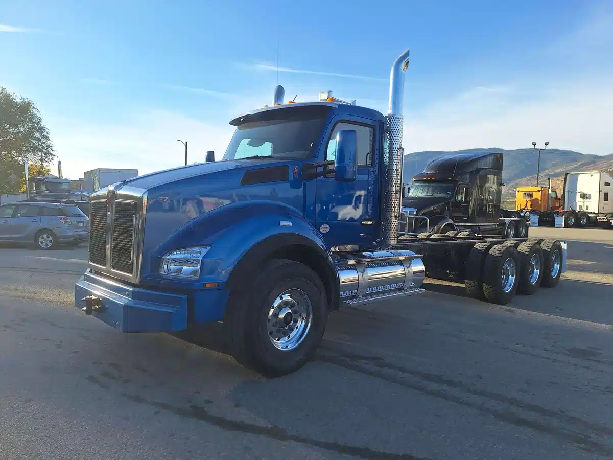 Used 2025 Kenworth T880 Semi-Truck
