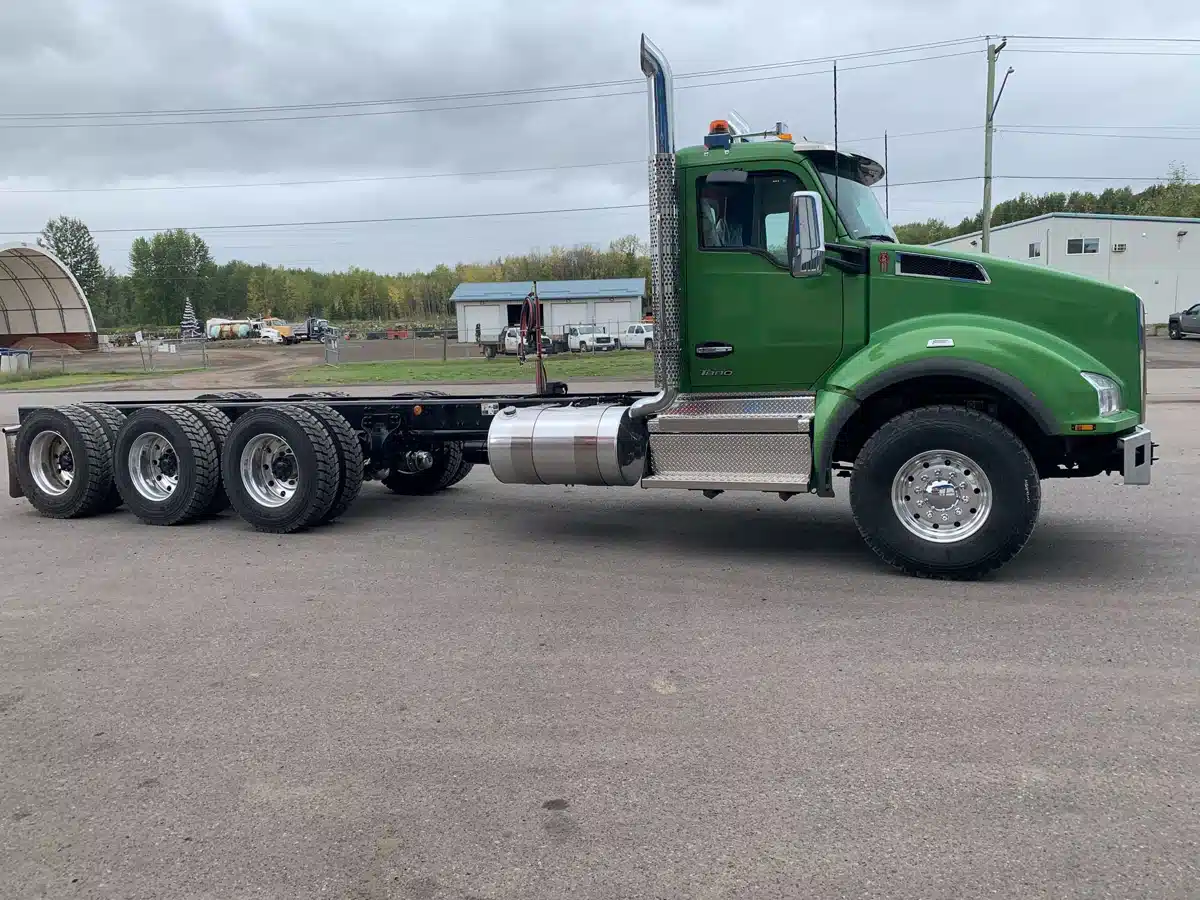 Used 2026 Kenworth T880 Semi-Truck