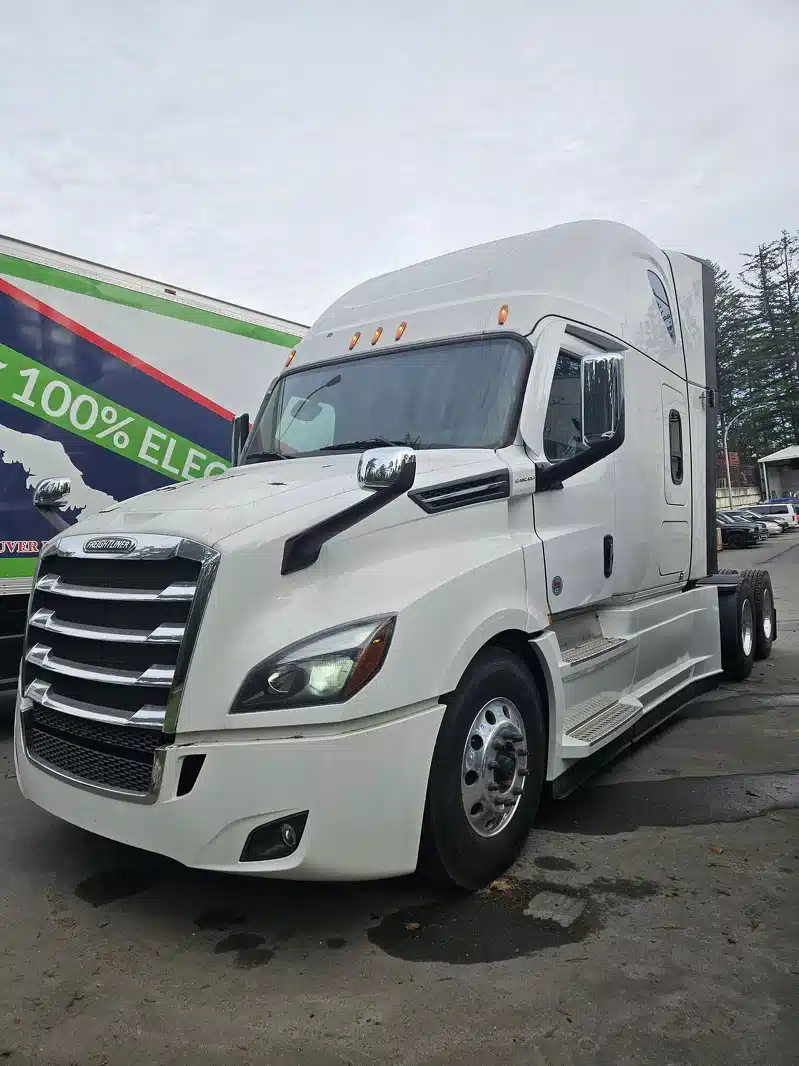 Used 2025 Freightliner Cascadia 126 Semi-Truck