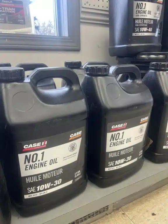 Photo de la Galerie 1 pour 2025 Case IH No. 1 Engine Oil SAE 10W-40 - 2.5Gal Convoyeur