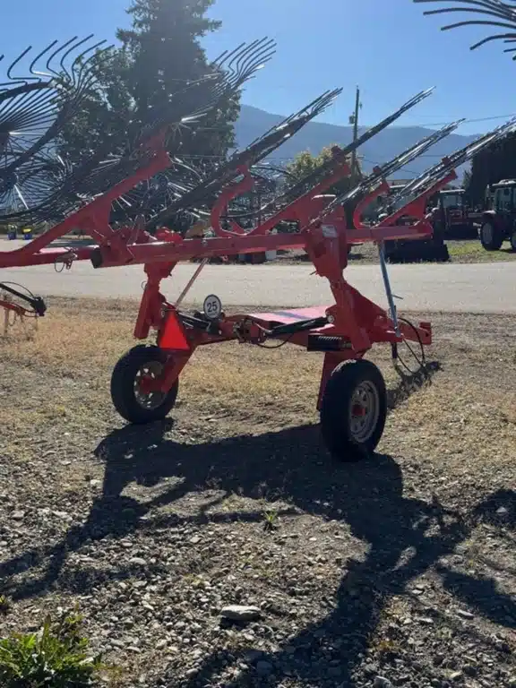 Gallery image 1 for 2025 Kuhn SR 112 GII Rake