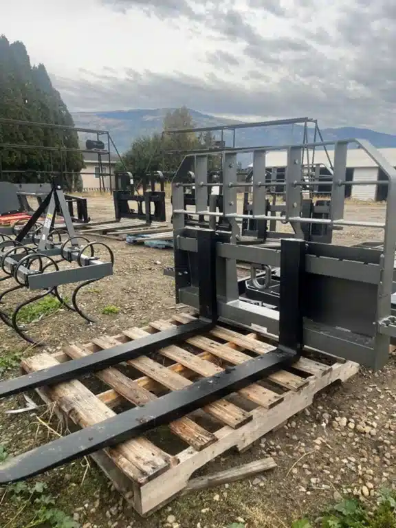 Gallery image 1 for 2025 Regular Duty Skid Steer Pallet Forks BE-PF5048HBO500J Bucket