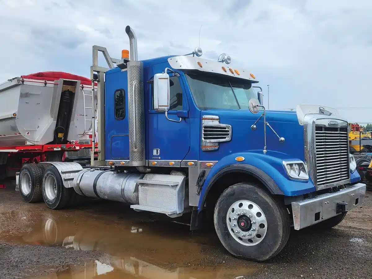 Freightliner CORONADO 122 SD Truck Cab & Chassis