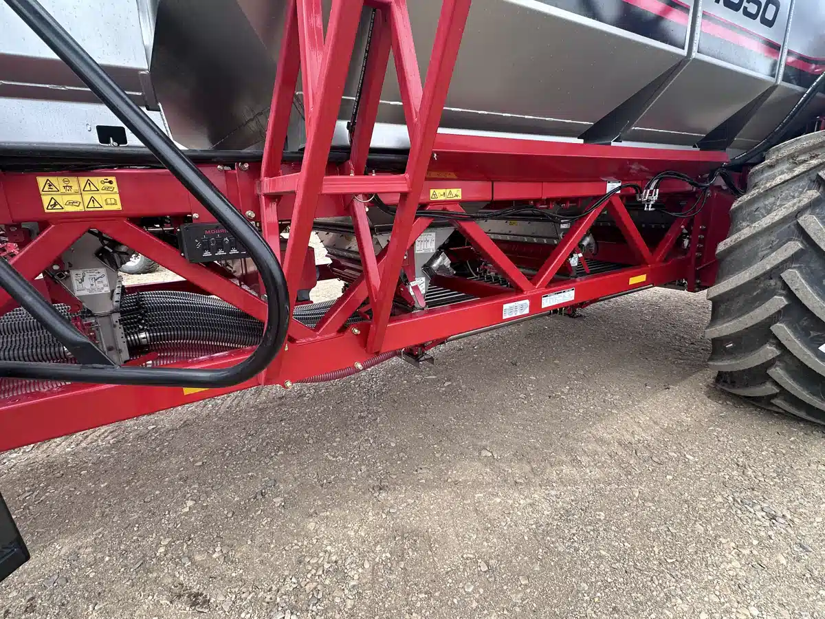 Gallery image 2 for 2026 Morris 10-1050 W/ 70 Quantum Air Seeder