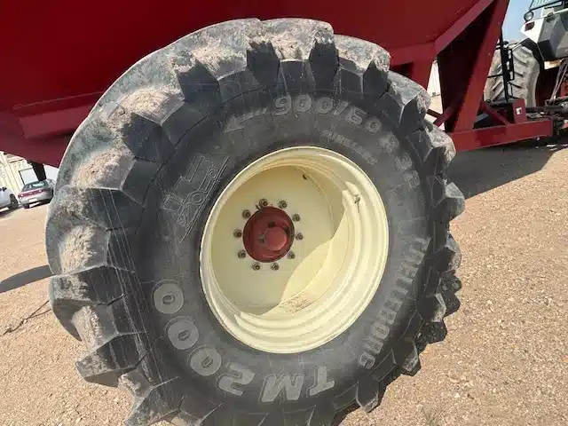 Gallery image 2 for Used 2011 Brent 1082 Grain Cart