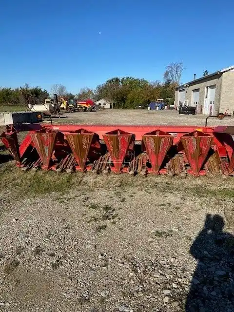 Gallery image 2 for Used Massey Ferguson 864 Header - Row Crop