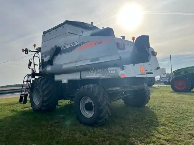 Gallery image 2 for Used 2007 Gleaner R65 Combine