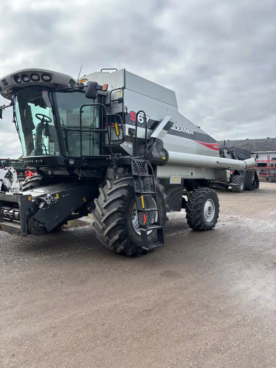Gallery image 1 for 2011 Gleaner S67 Combine