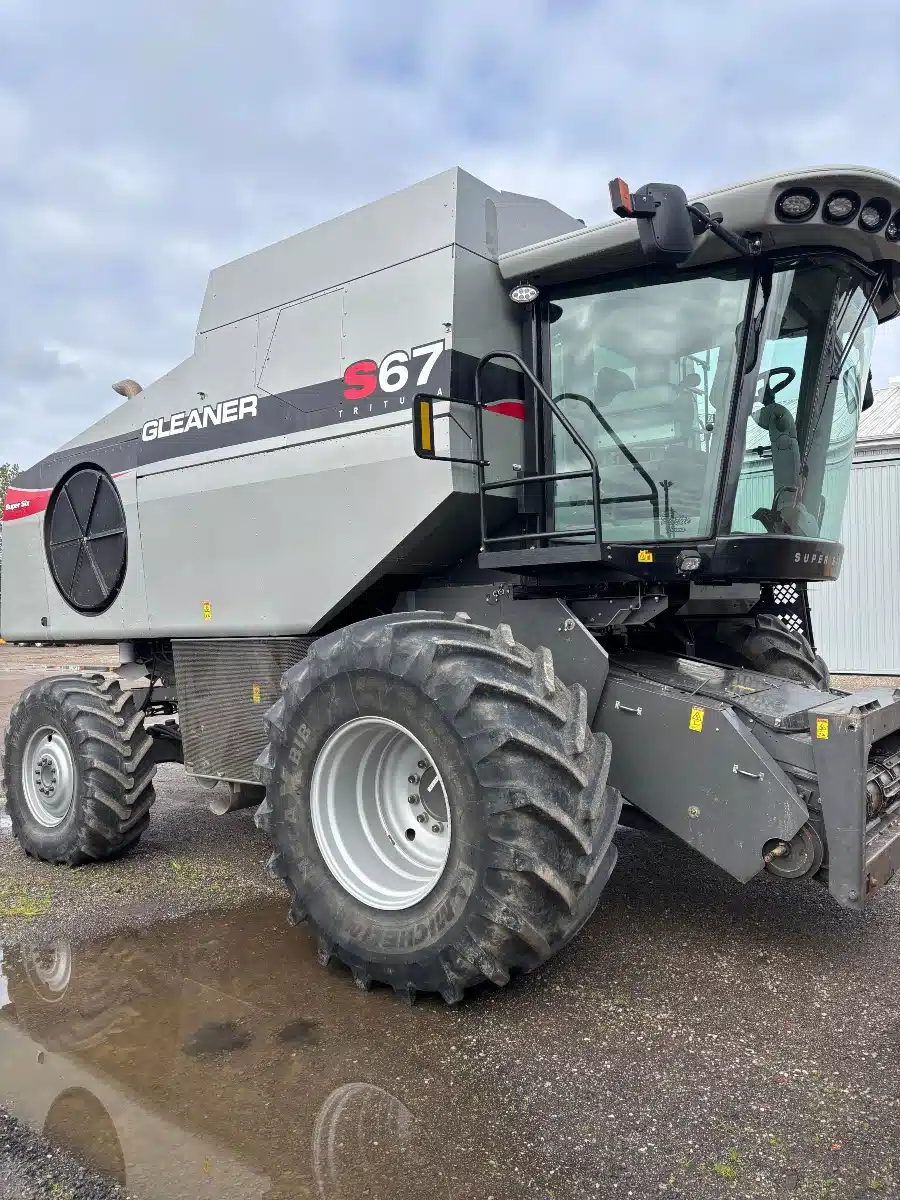 Gallery image 1 for Used 2011 Gleaner S67 Combine