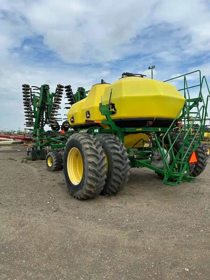 Gallery image 2 for 2012 John Deere 1830 air seeder w/1910 air tank Seeder