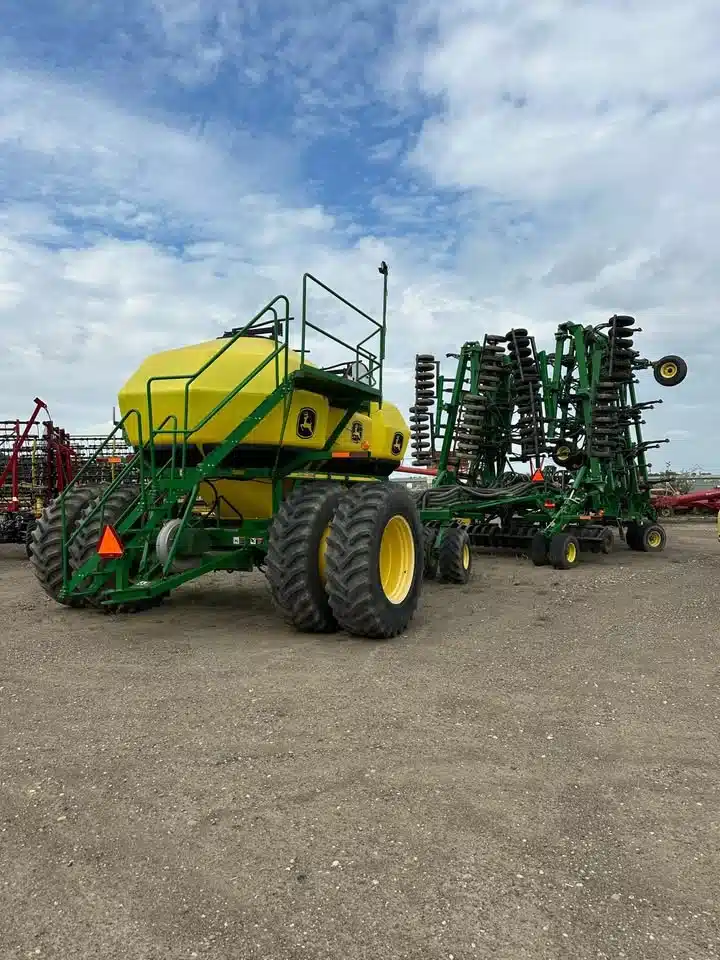 Used 2012 John Deere 1830 air seeder w/1910 air tank Seeder
