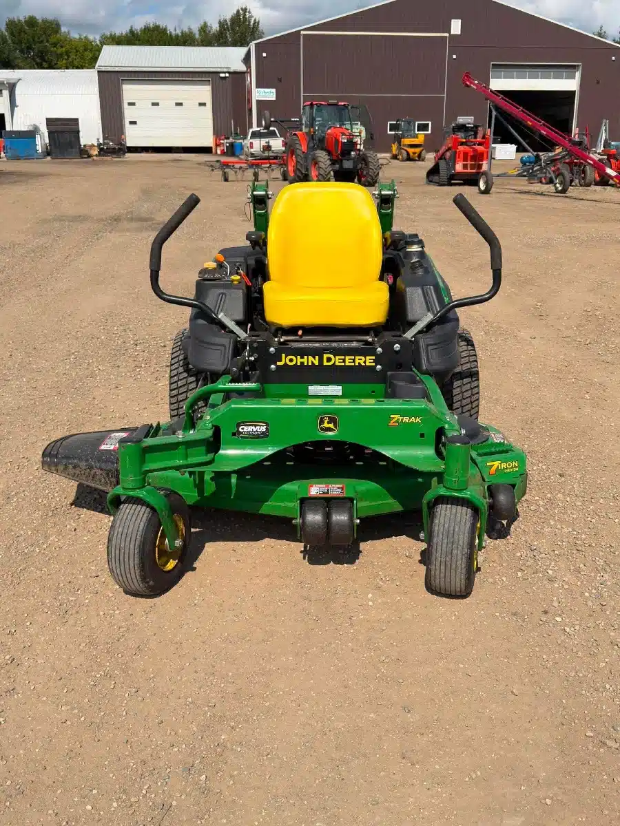 Photo de la Galerie 1 pour 2013 John Deere Z920M Tondeuse à rayon de braquage zéro