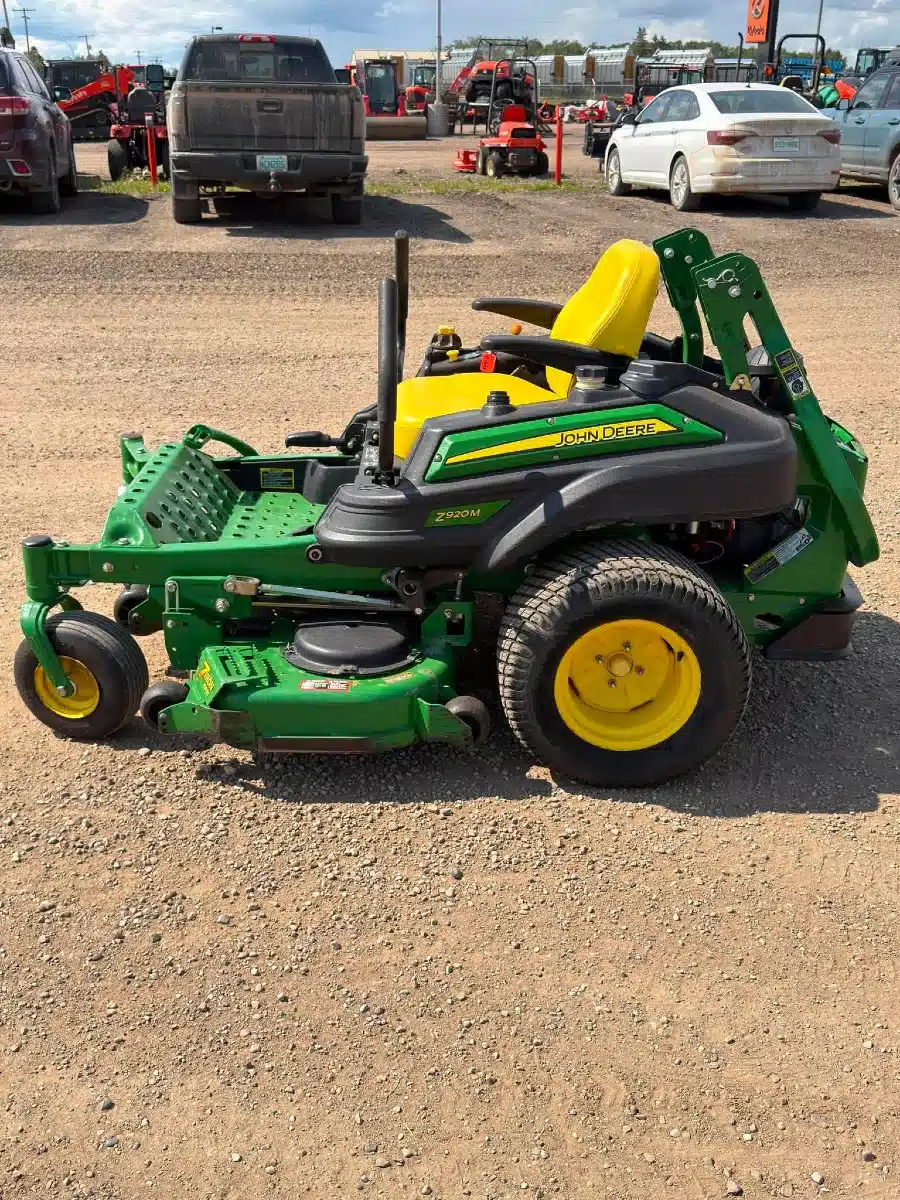 Photo de la Galerie 2 pour 2013 John Deere Z920M Tondeuse à rayon de braquage zéro