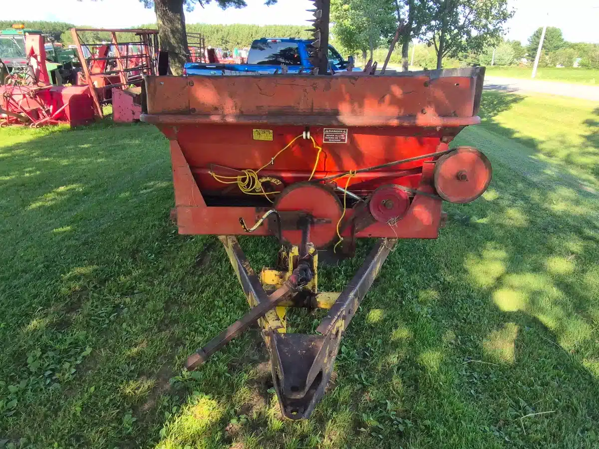 Gallery image 2 for Used New Holland 679 Manure Spreader