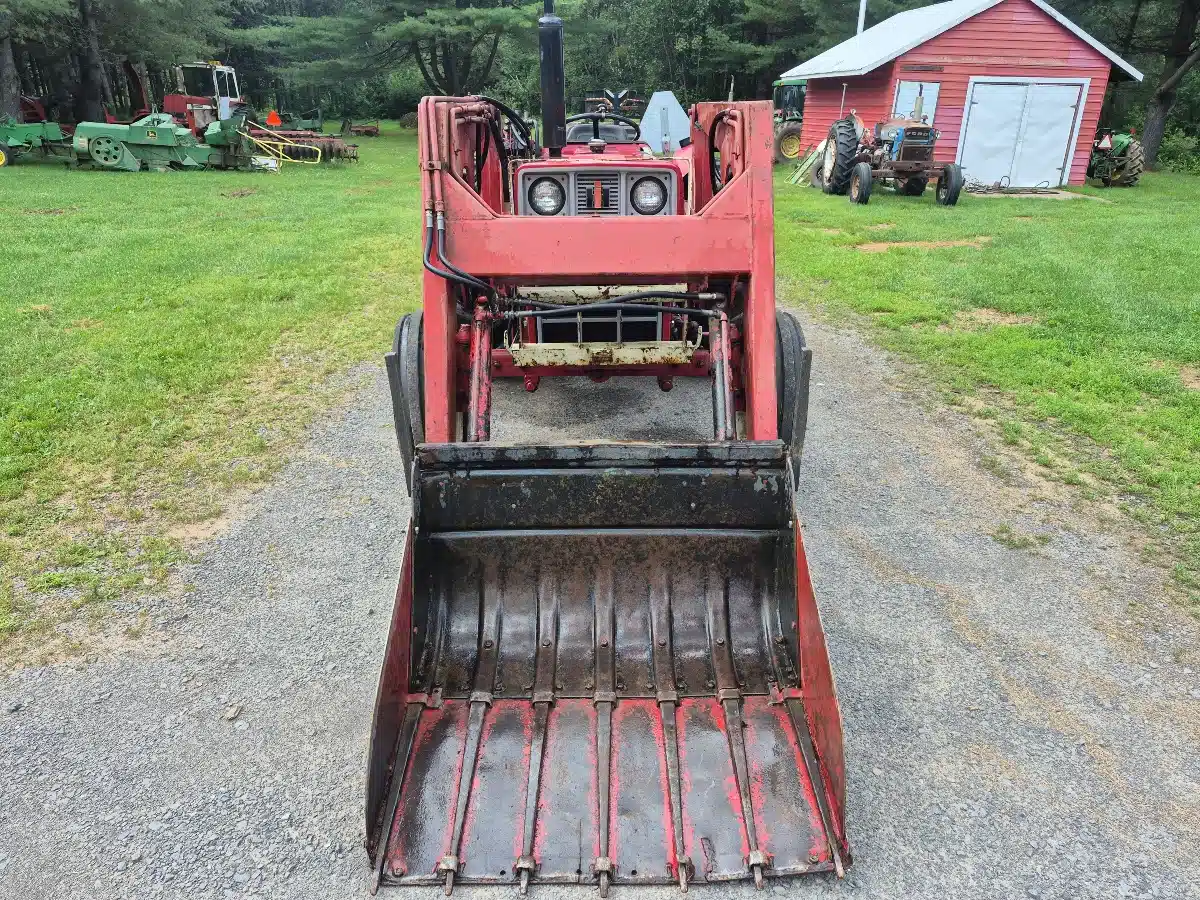 Gallery image 2 for Used 1981 International 384 Tractor