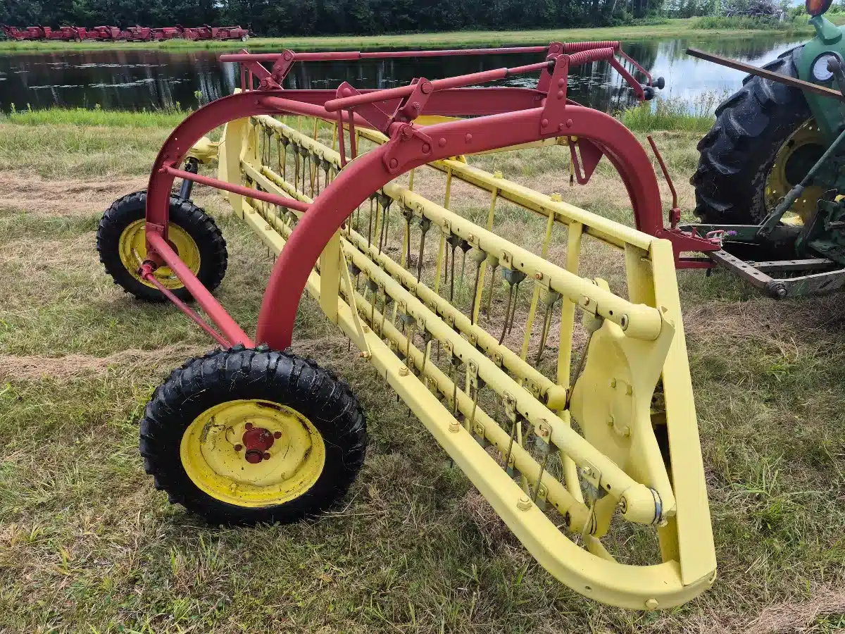 Gallery image 1 for Used New Holland 258 Rake