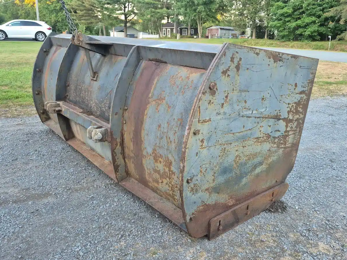 Gallery image 2 for Used Metal Pless 9 1/2 pieds Snow Blade