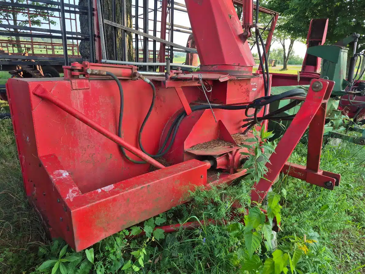 Gallery image 2 for Used Roberge 104 pouces Snow Blower