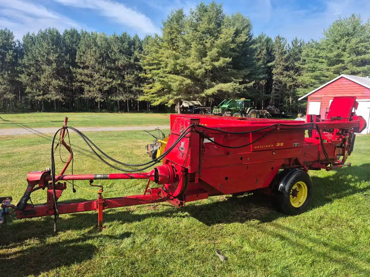 Gallery image 2 for Used New Holland 315 Square Baler - Small