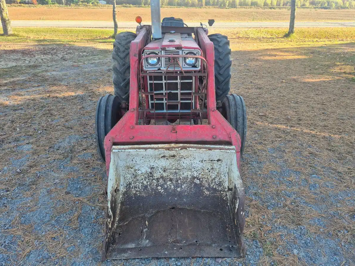 Gallery image 2 for Used 1980 International 384 Tractor