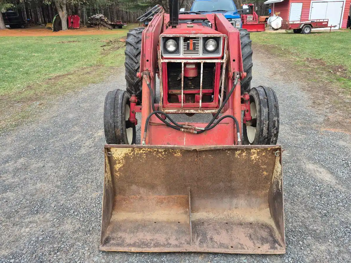 Gallery image 2 for Used 1980 International 384 Tractor