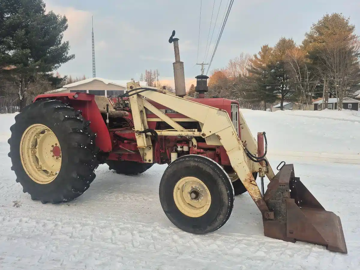 Gallery image 1 for 1973 International 574 Tractor