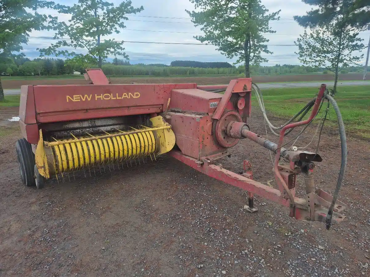 Photo de la Galerie 1 pour New Holland 320 presse à balle carrée - petite