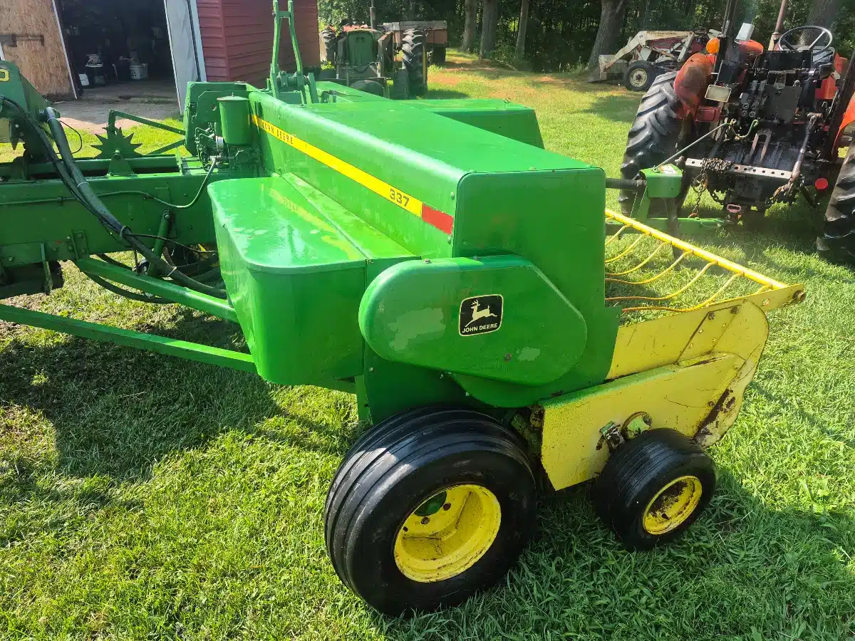 Gallery image 2 for John Deere 337 Square Baler - Small