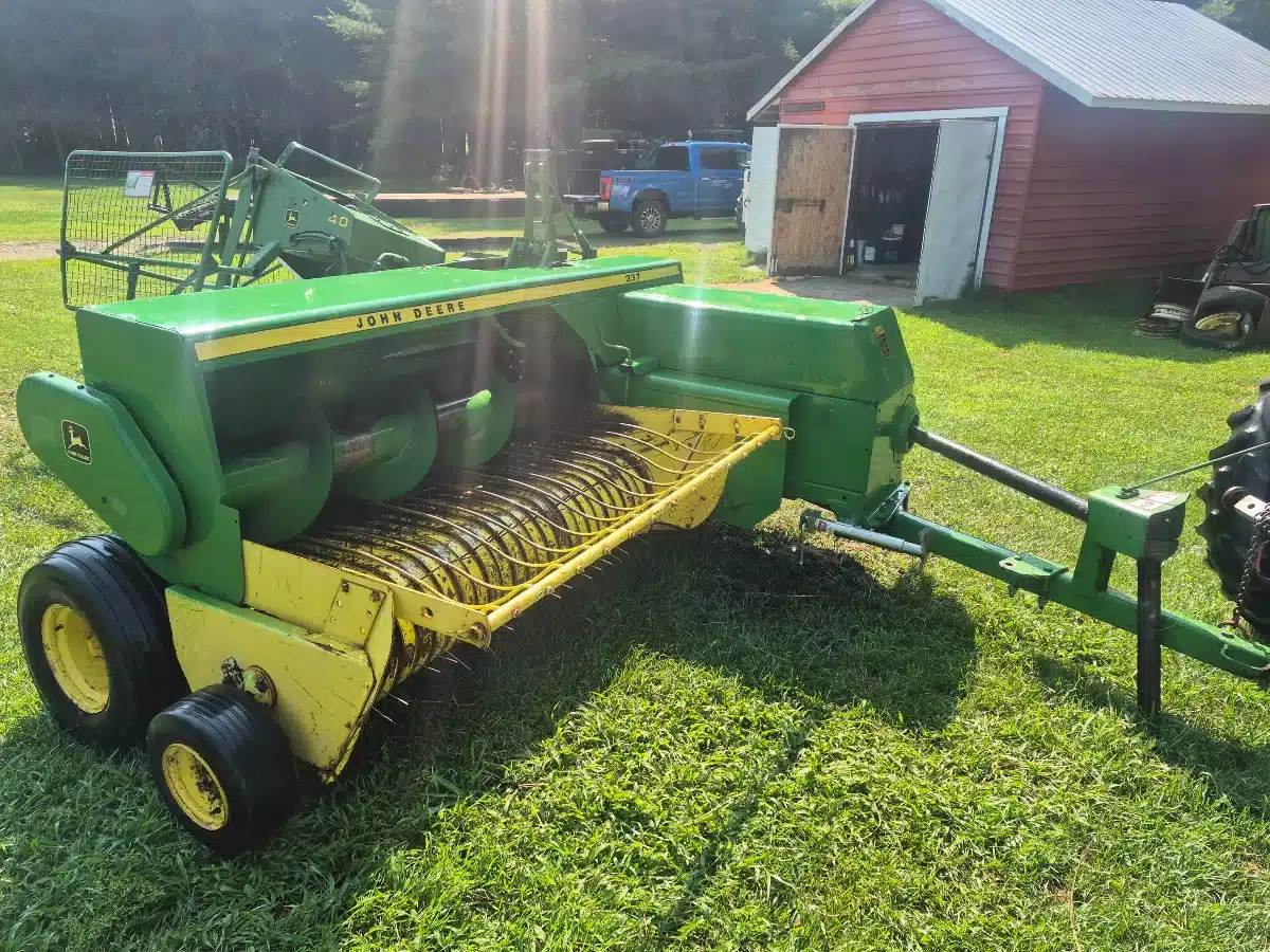 Gallery image 1 for John Deere 337 Square Baler - Small