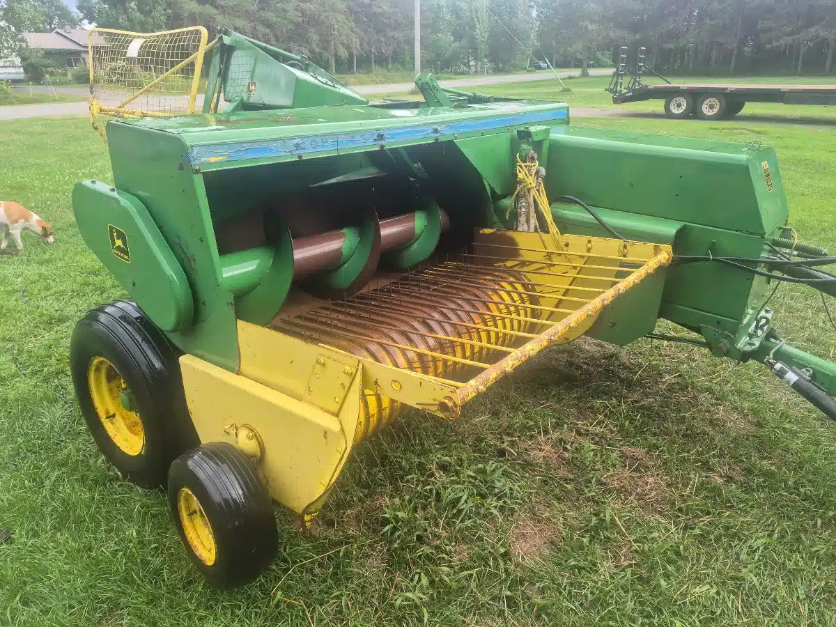 Gallery image 1 for John Deere 327 Square Baler - Small