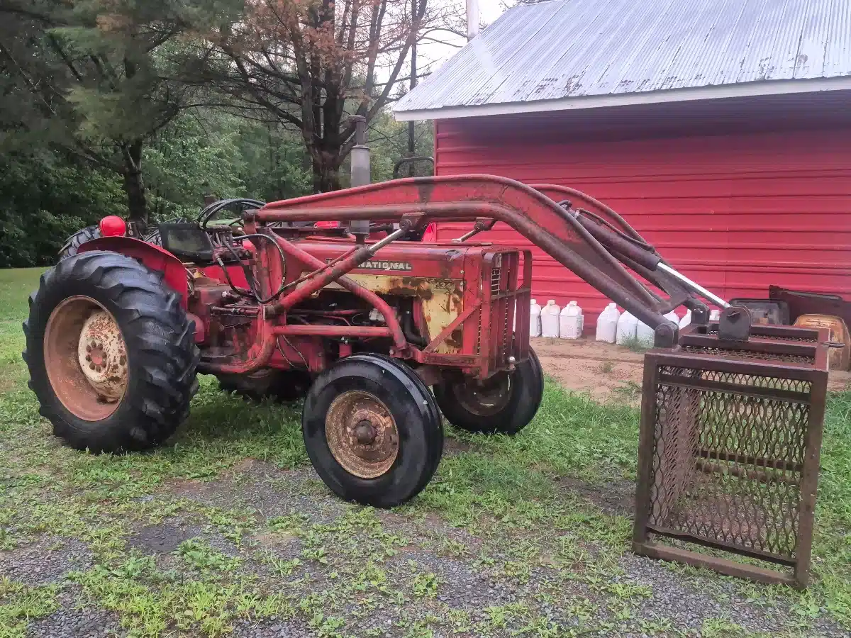 Gallery image 1 for 1970 International 434 Tractor