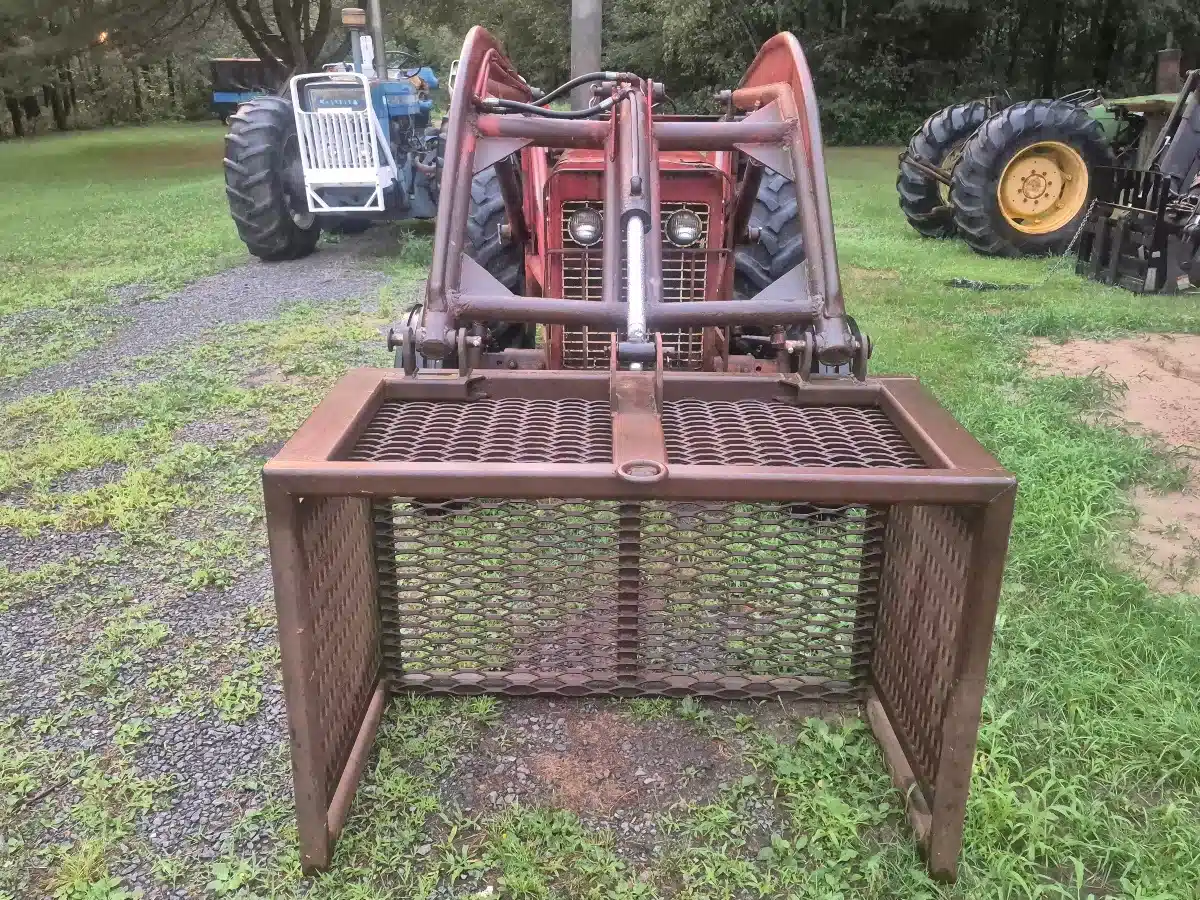 Gallery image 2 for 1970 International 434 Tractor