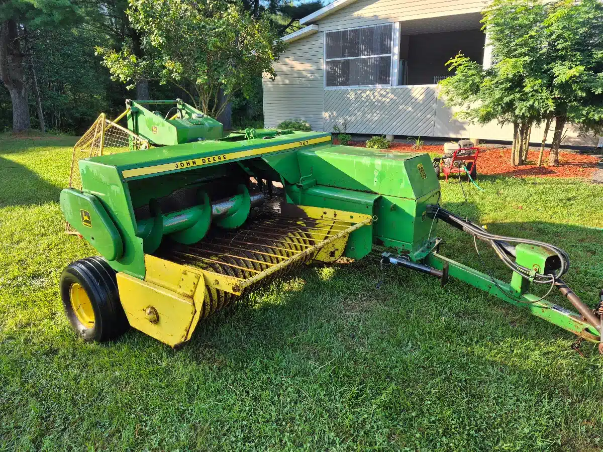 Gallery image 1 for John Deere 327 Square Baler - Small