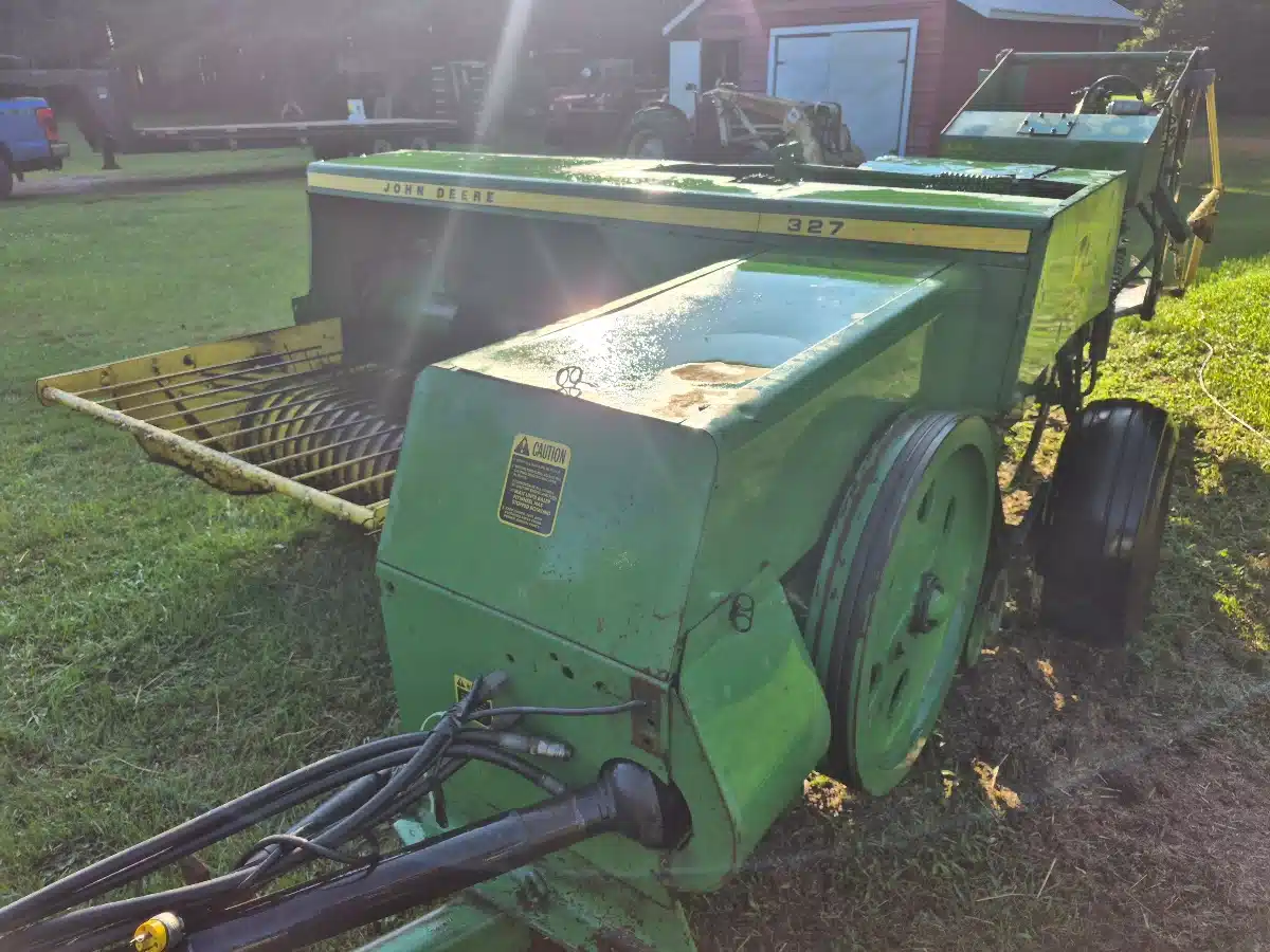 Gallery image 2 for John Deere 327 Square Baler - Small