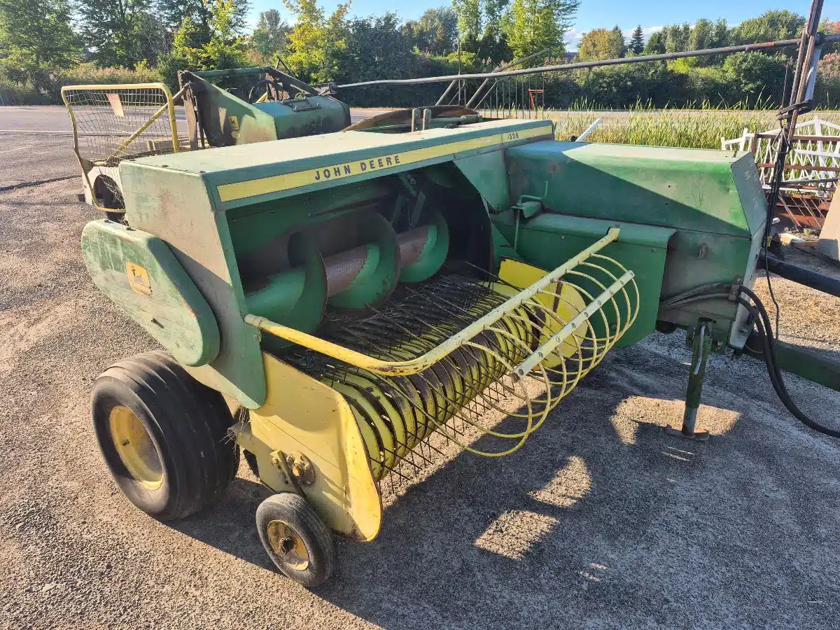Photo de la Galerie 1 pour John Deere 336 presse à balle carrée - petite