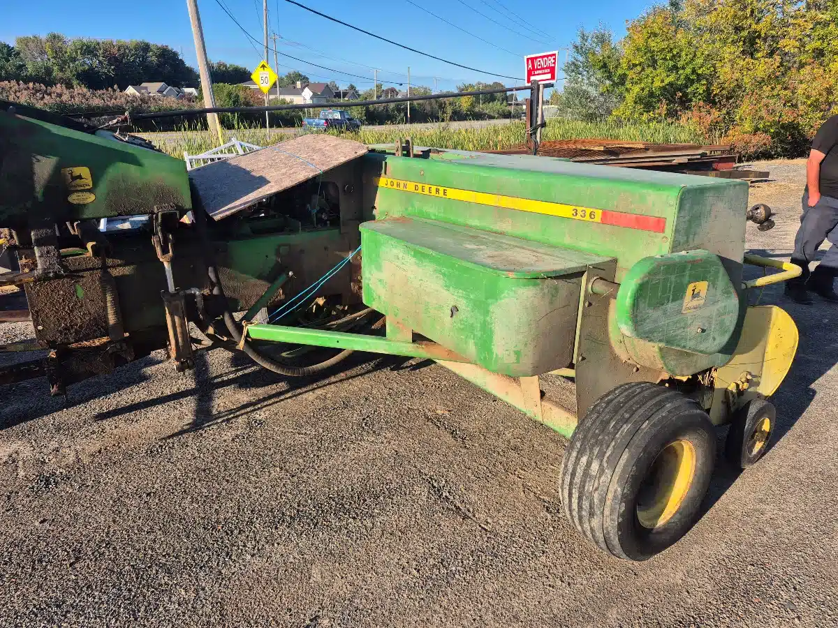 Photo de la Galerie 2 pour John Deere 336 presse à balle carrée - petite