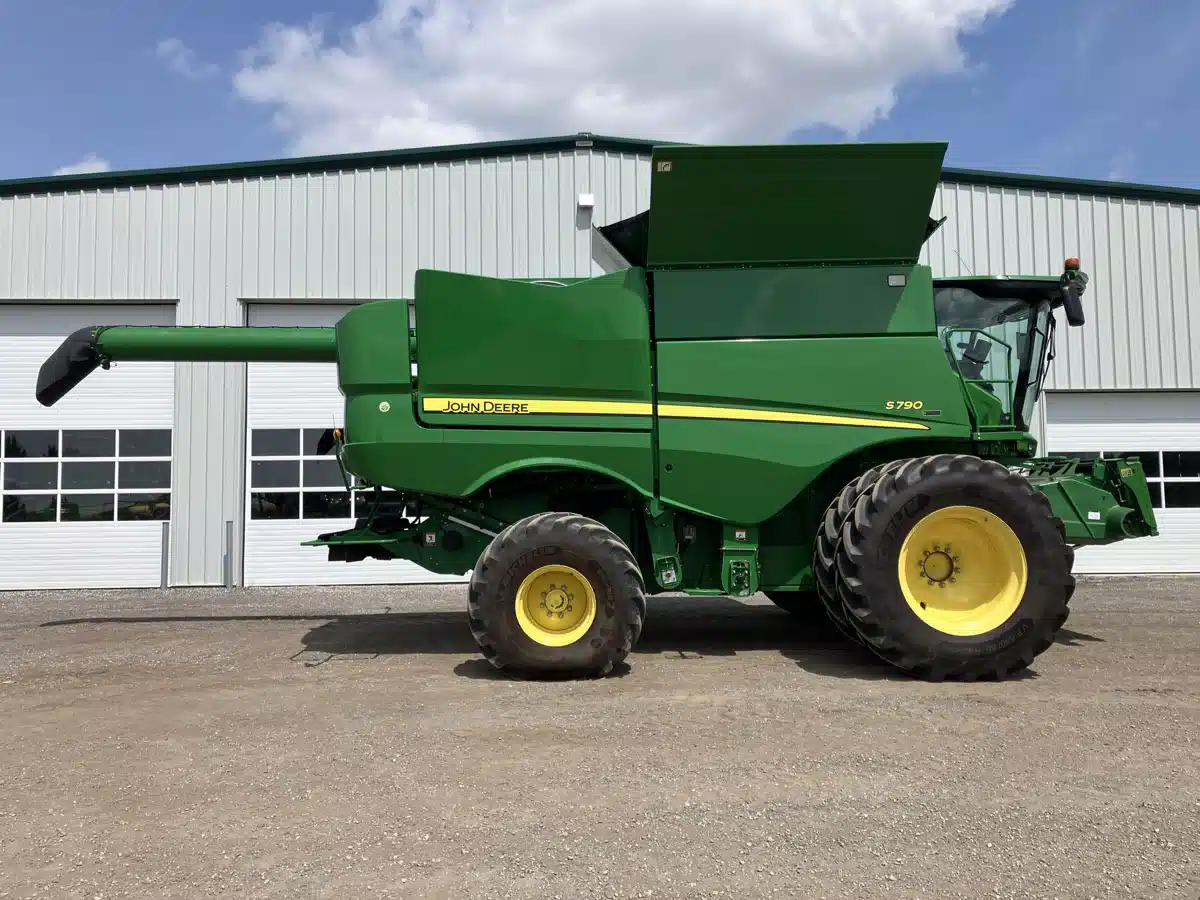Gallery image 2 for Used 2018 John Deere S790 Combine