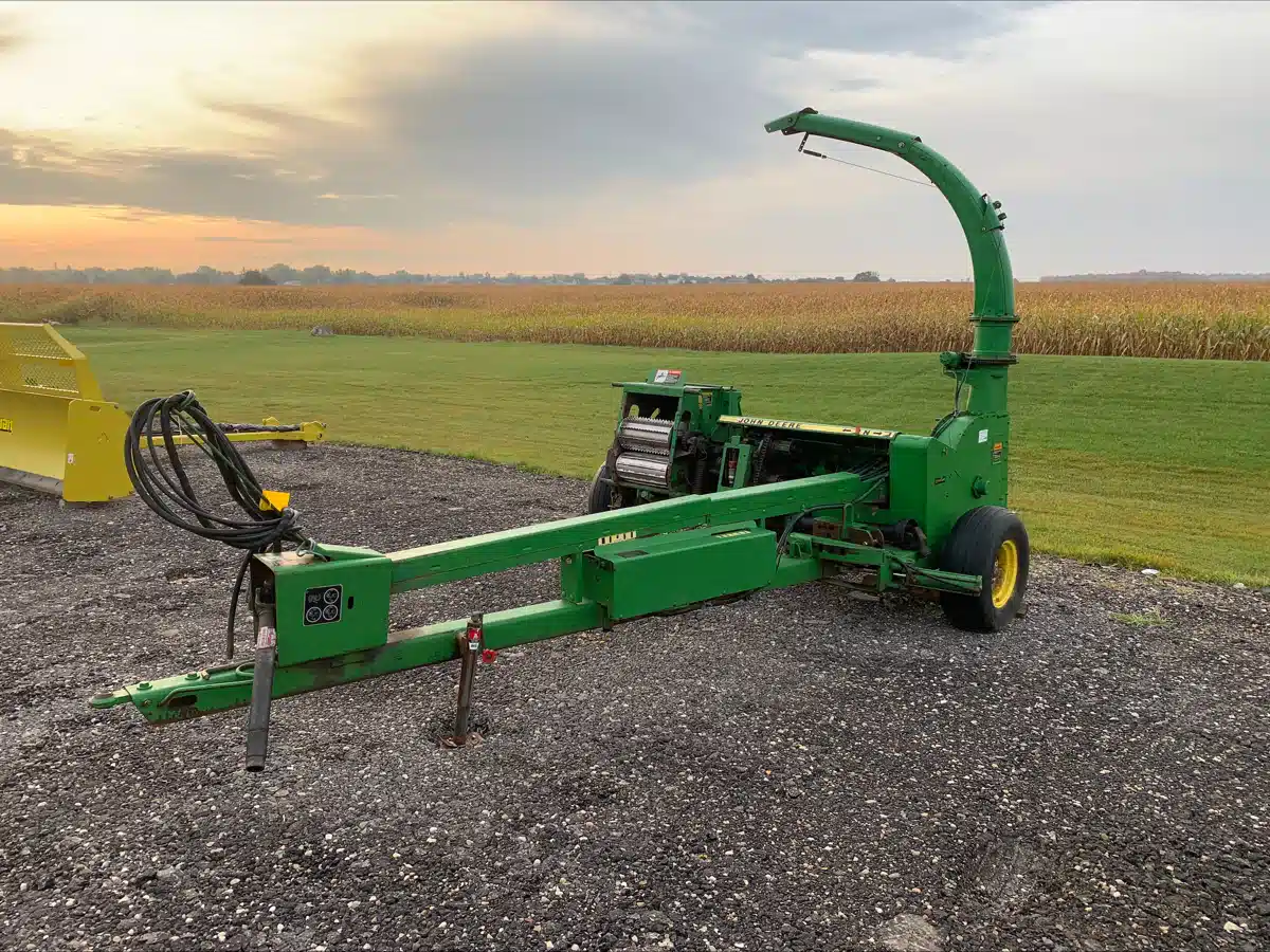 Gallery image 2 for Used 1998 John Deere 3950 Forage Harvester