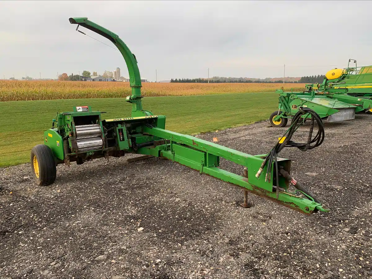 Gallery image 1 for Used 1998 John Deere 3950 Forage Harvester