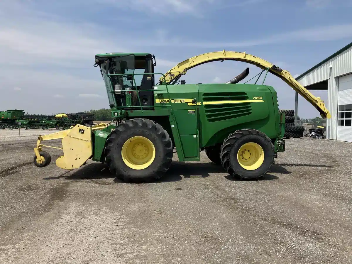 Gallery image 2 for Used 2008 John Deere 7450 Forage Harvester