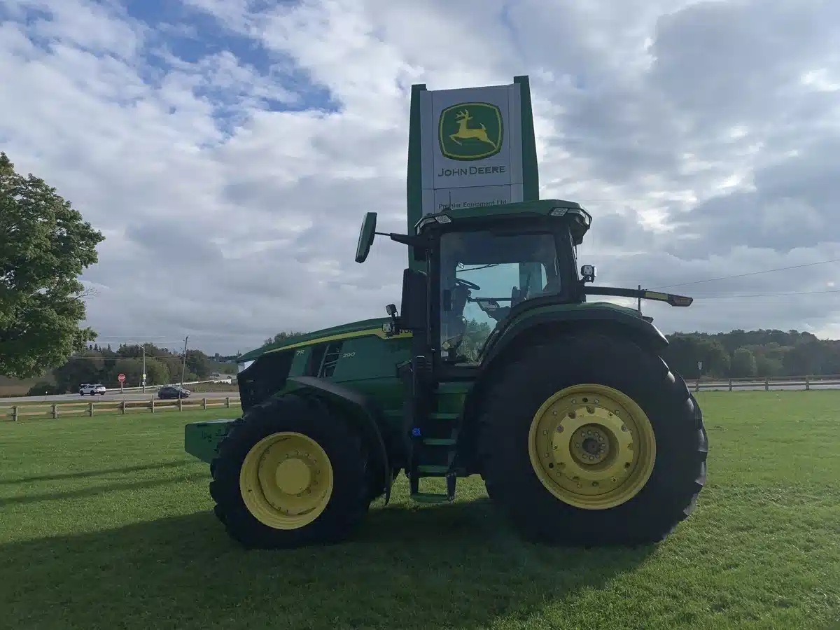 Gallery image 2 for Used 2022 John Deere 7R 290 Tractor